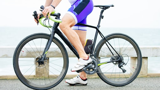 Julie: 'Als hij maar niet in zijn wielrenbroek komt aanzetten'