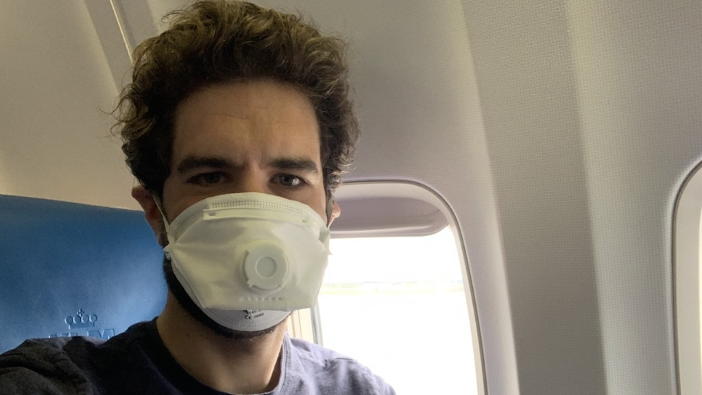 Op de terugweg is een mondkapje in het vliegtuig verplicht.