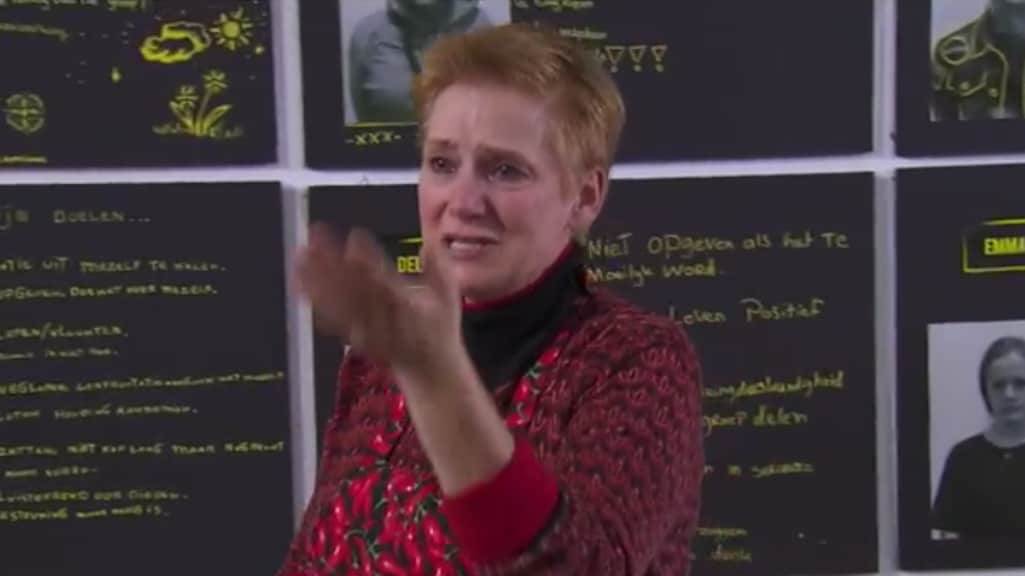 Kantinejuf Karin in tranen na bizar gedrag in Dream School