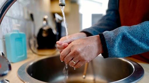 Nog niet de helft van de Nederlanders volgt advies op om vaak handen te wassen