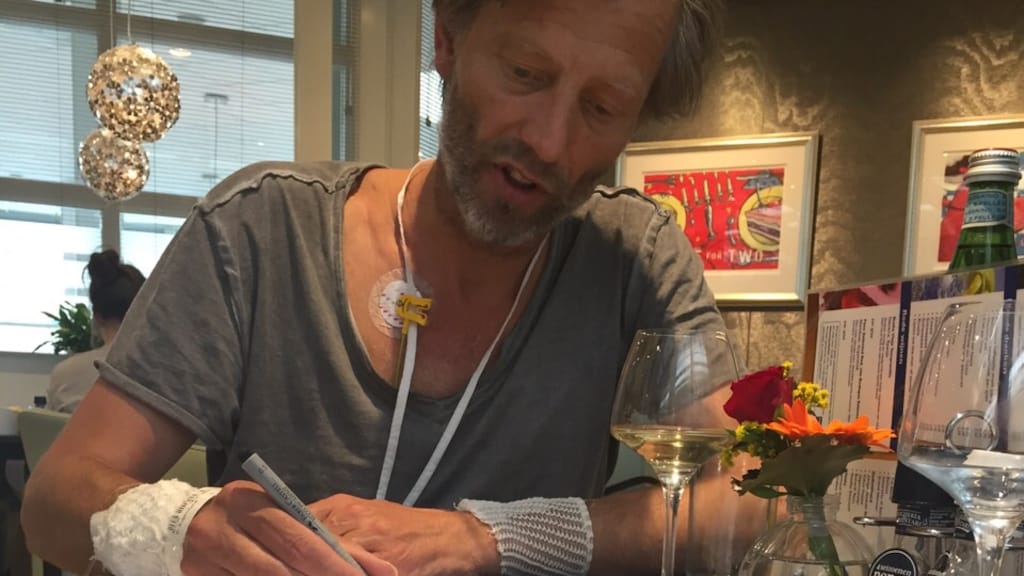 Hier tekent Bastiaan voor de pomp en de operatie.