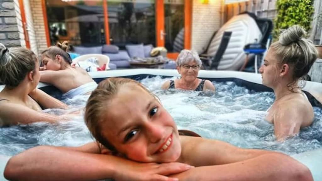 Op vakantie in eigen tuin: opblaasbare jacuzzi's populair in coronatijd
