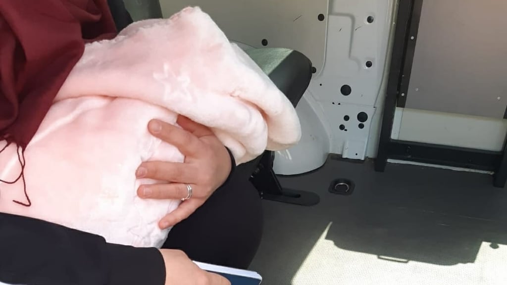 Politie haalt vrouw met pasgeboren baby van scooter