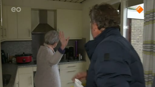 Kijkers Het Familiediner verbaasd over actie van koppige oma