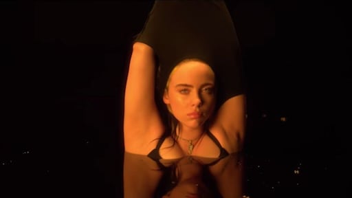 Billie Eilish zet stripvideo met statement in zijn geheel online