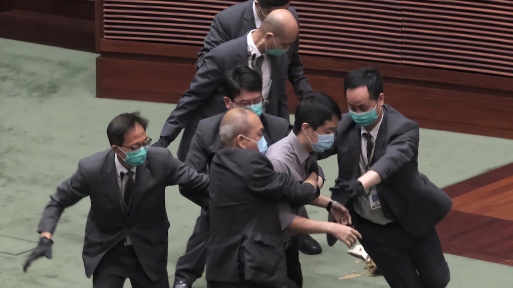 Democratisch parlementslid wordt verwijderd uit de zaal.