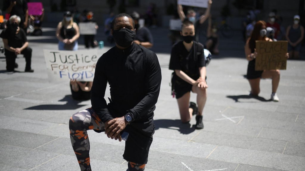 Demonstranten 'taking the knee' in Philadelphia.