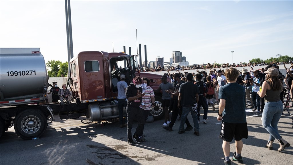 Truck rijdt in op demonstranten Minneapolis, chauffeur opgepakt