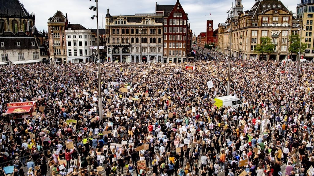 Duizenden mensen bij protest tegen racistisch politiegeweld op Dam Amsterdam