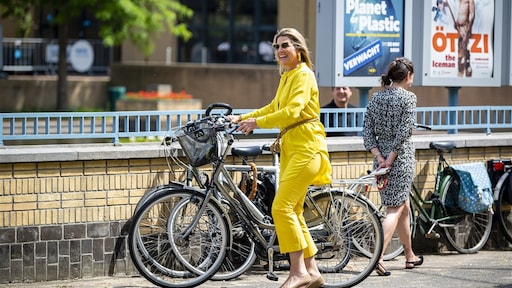 Koningin Máxima bezoekt museum op de fiets