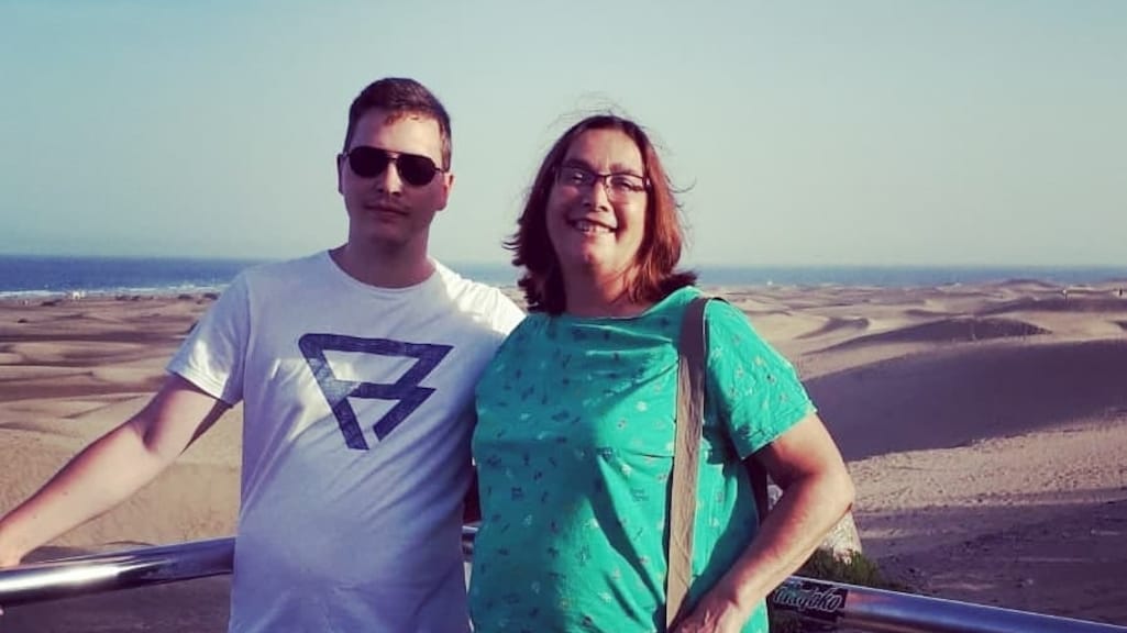 Karin en haar zoon tijdens een eerdere vakantie.