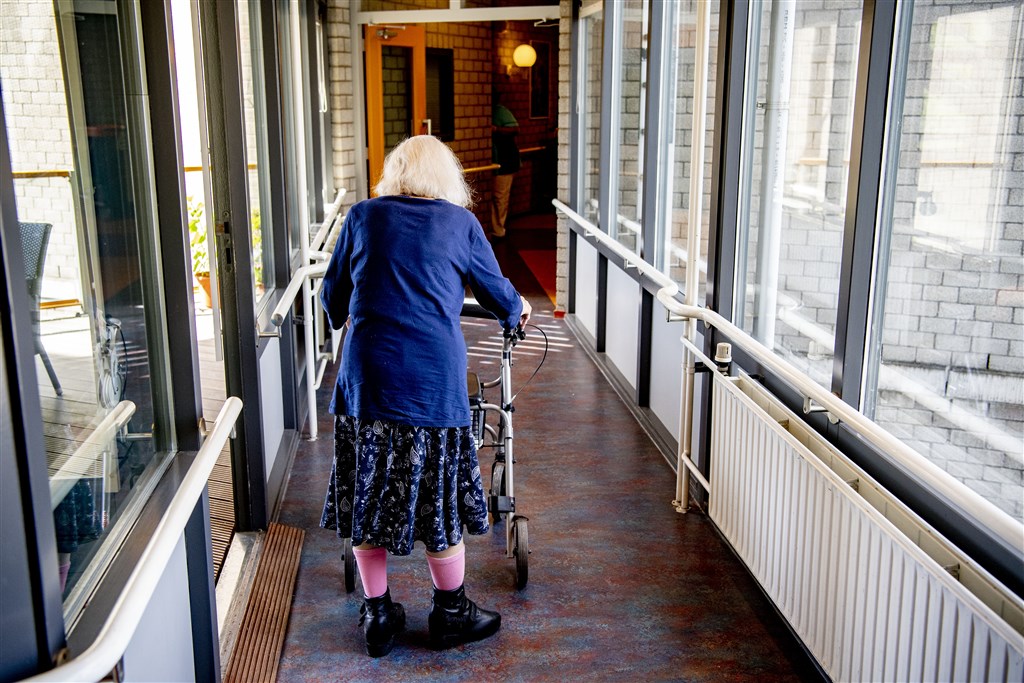 Aantal coronadoden boven de 6000, bijna de helft overleed in verpleeghuis