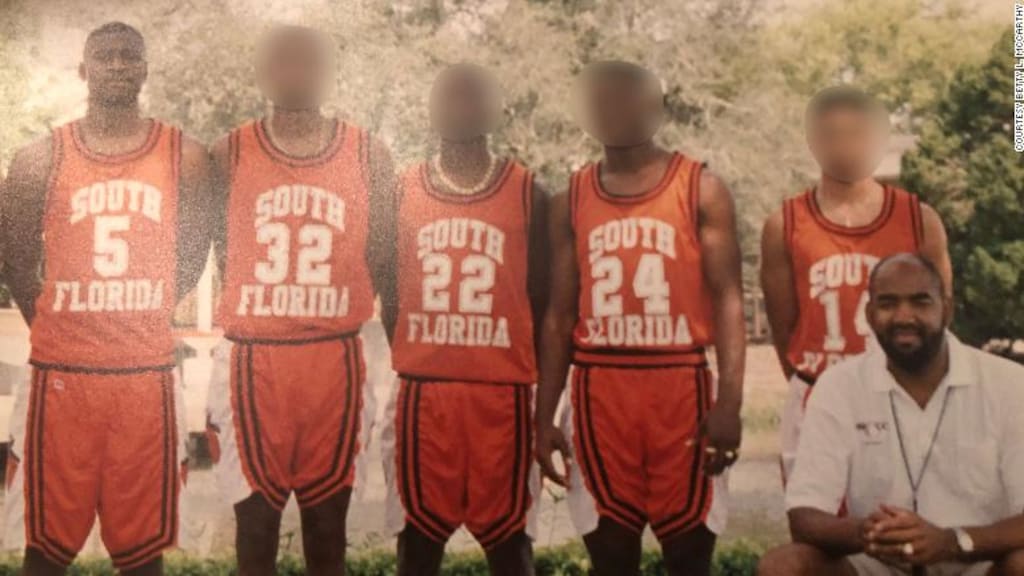 Floyd (links) met zijn basketbalteam.