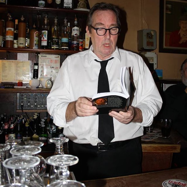Ronald, tijdens een voordracht in café Eijlders