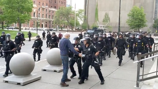 75-jarige demonstrant ernstig gewond na ruwe aanpak agenten