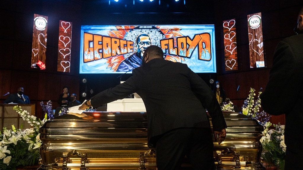 Floyd herdacht in Minneapolis: 'Haal je knie van onze nekken'