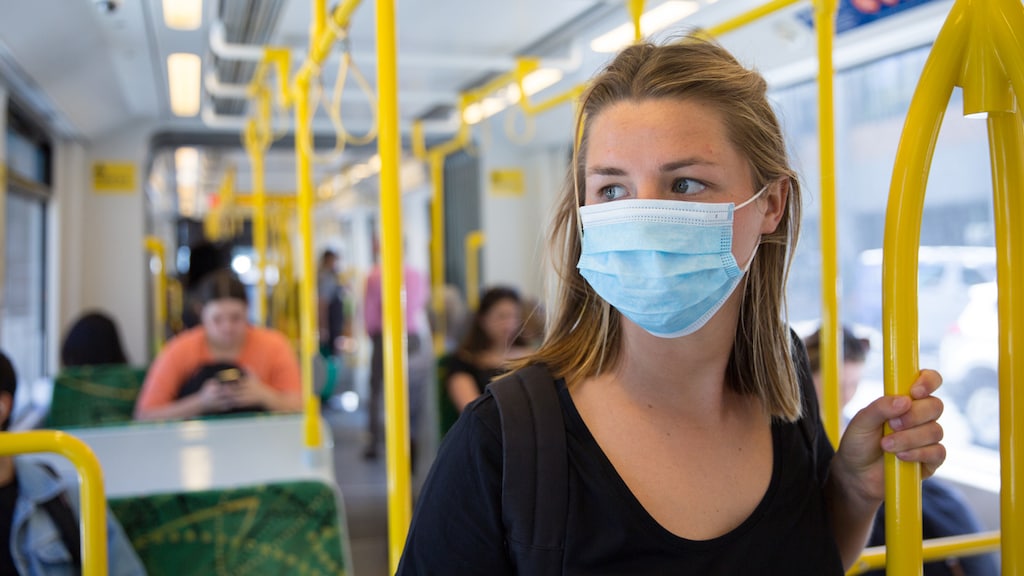 Mag je mondkapje in je broekzak? En is wassen op veertig graden voldoende?