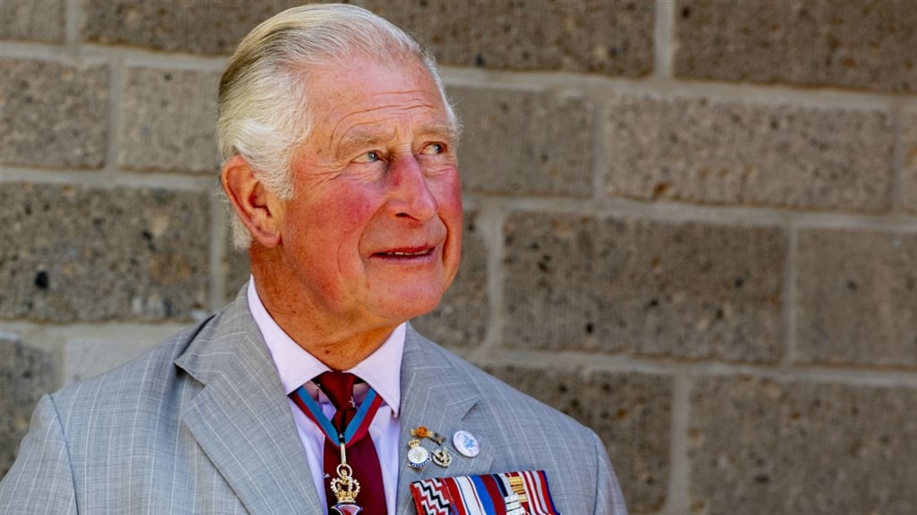 Prins Charles wil knuffelen met queen Elizabeth