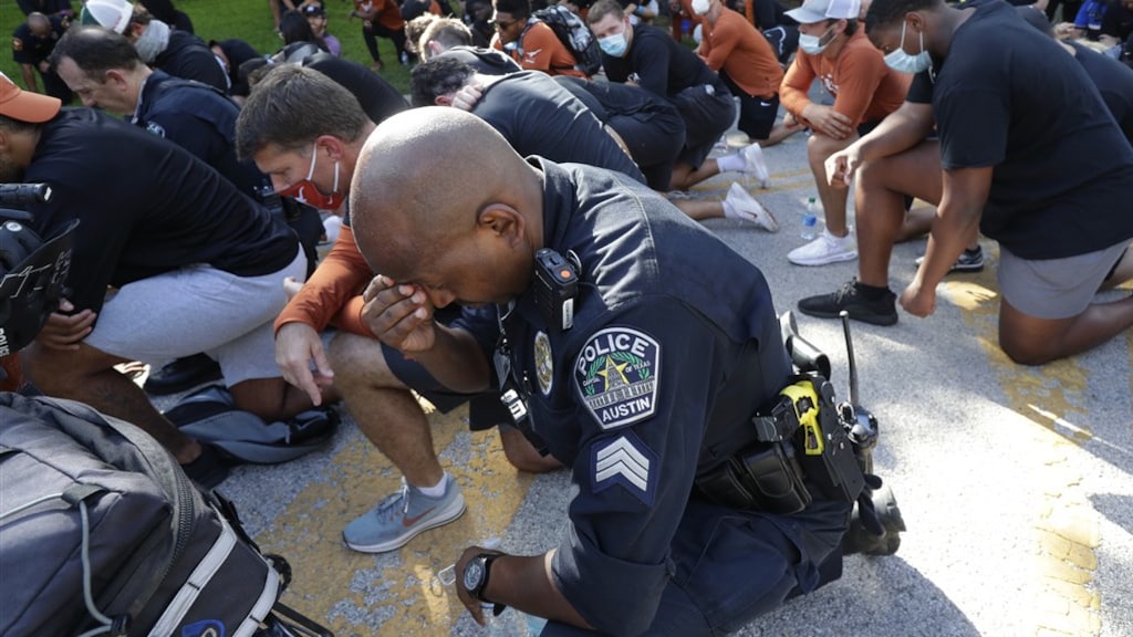 Trump boos over dit gebaar: waarom 'knielen' zo beladen is