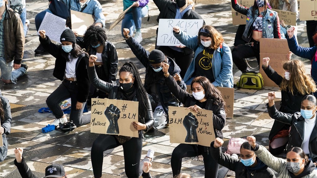 Demonstranten knielen bij demonstratie tegen racisme in Utrecht.