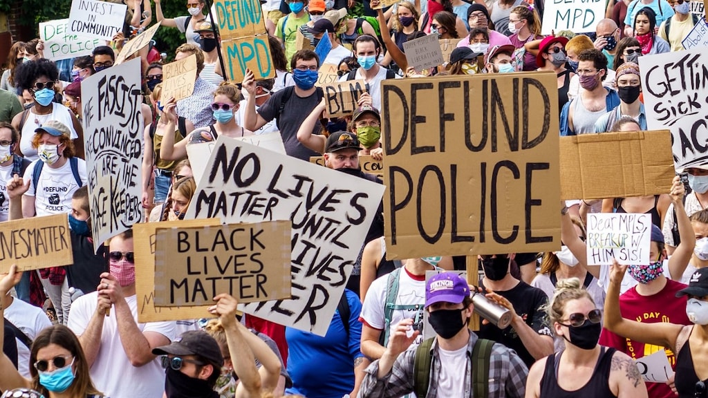 Overal borden met 'Defund the police', dit wordt ermee bedoeld