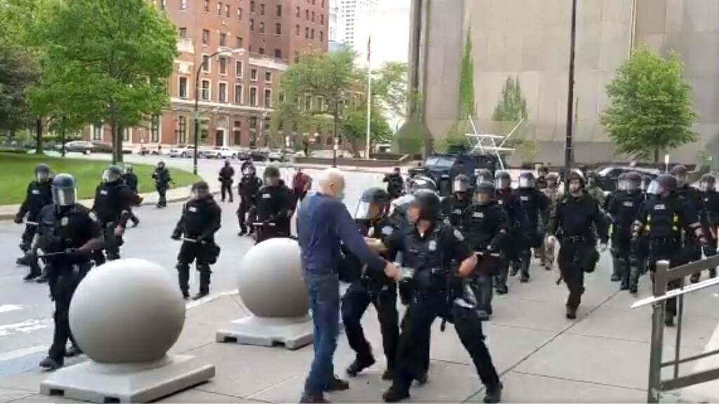 Omvergeduwde betoger (75) heeft verbrijzelde schedel en kan niet lopen