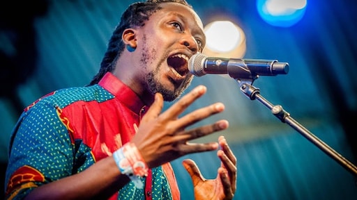 Akwasi reageert op aangiftes na uitspraak Zwarte Piet