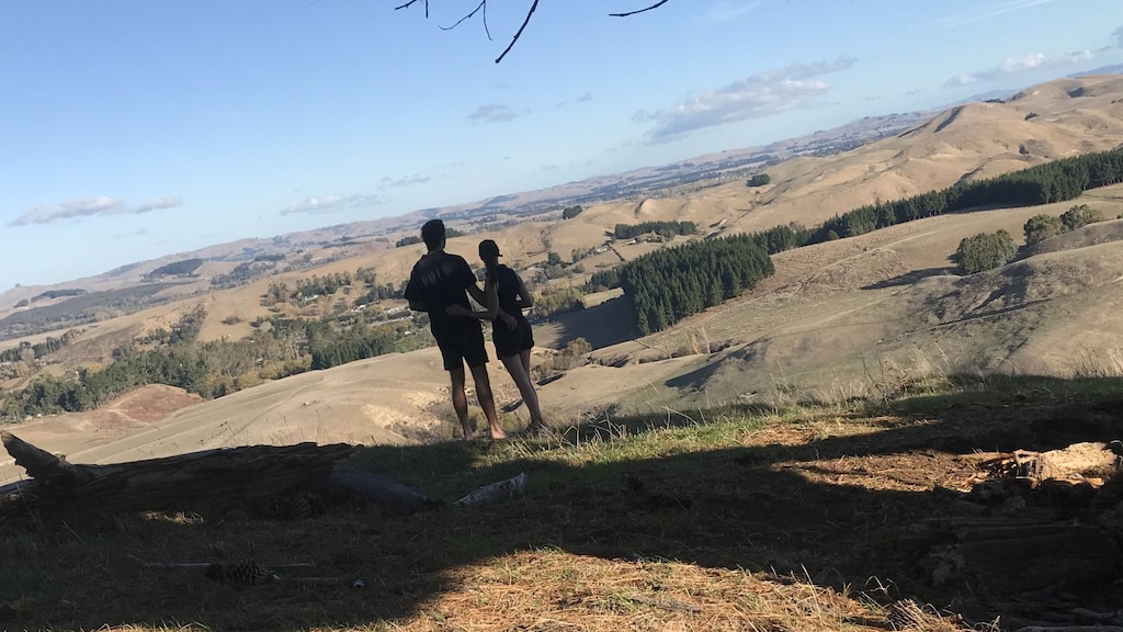 Lieneke Smits met haar Nieuw-Zeelandse vriend, bij de boerderij van zijn ouders.