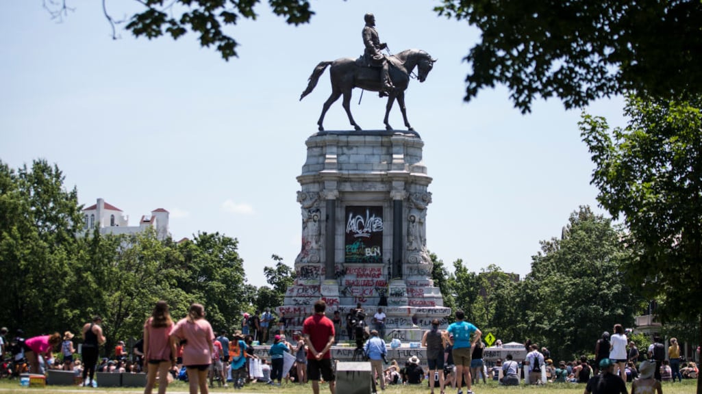 Wie zijn de gevallen helden? Deze historische standbeelden werden omvergetrokken