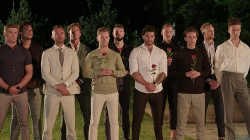 Deze Bachelorette-heer twijfelt of hij roos wel aan wil nemen