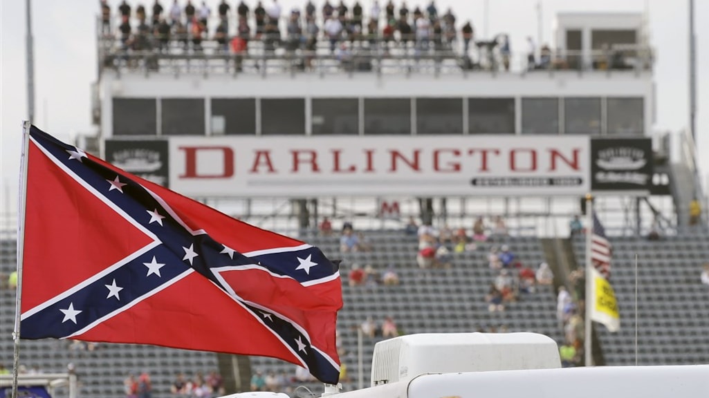 De 'confederate flag' was tot nu toe te zien rondom wedstrijden van de autosportklasse NASCAR.