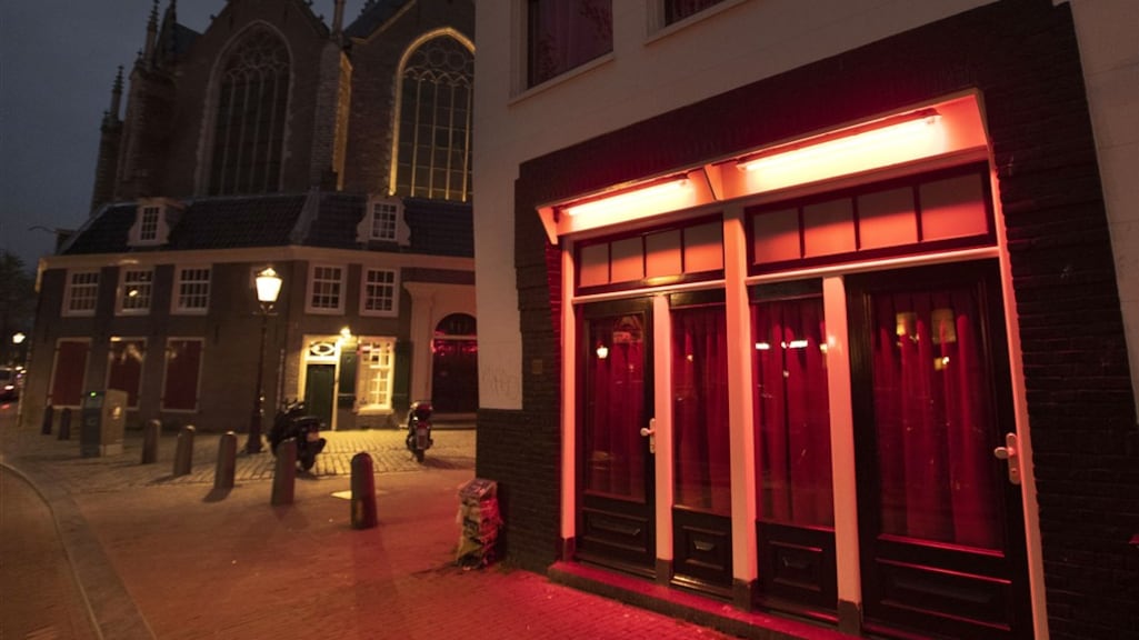 Het erotisch centrum de Wallen ligt er door de coronamaatregelen verlaten bij.