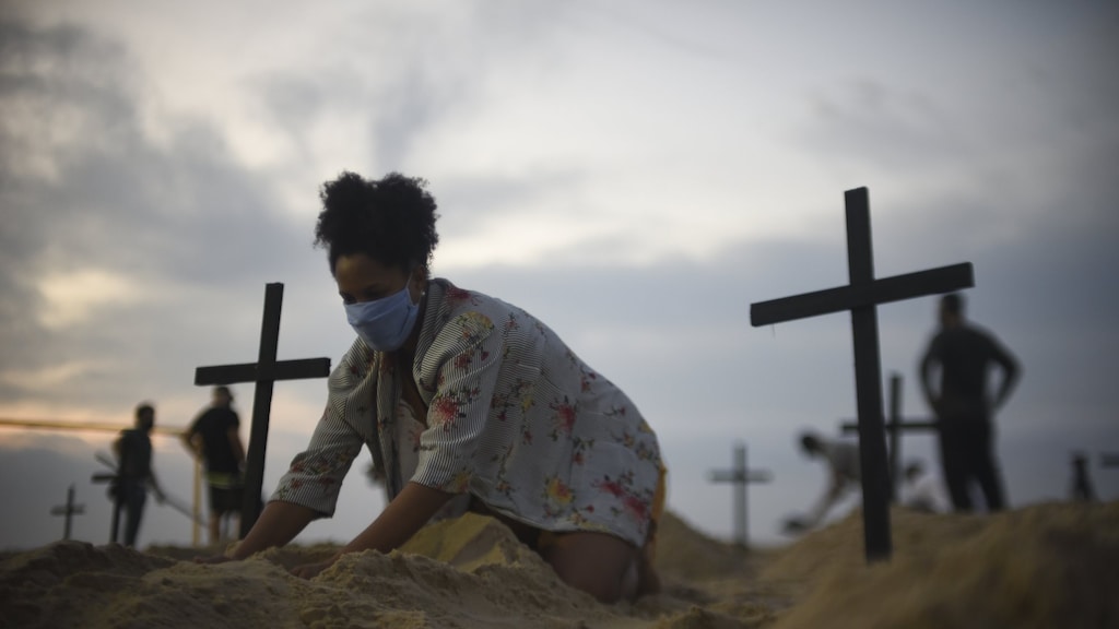 Copacabana bezaaid met honderd coronakruizen