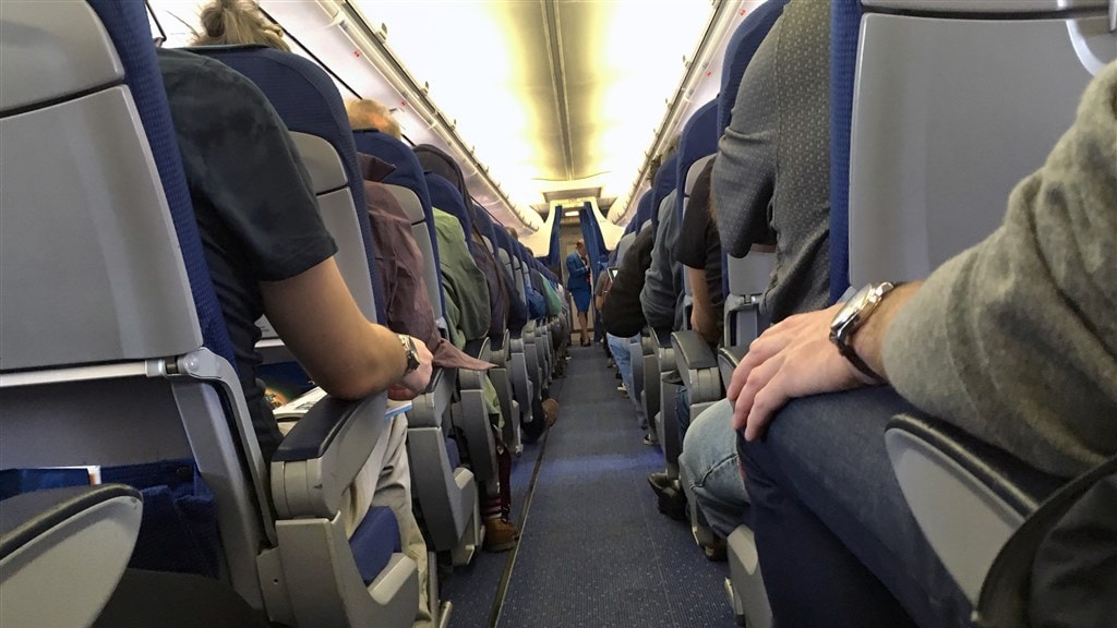 Kabinet na RIVM-advies: volle vliegtuigen mogelijk, mondkapje verplicht