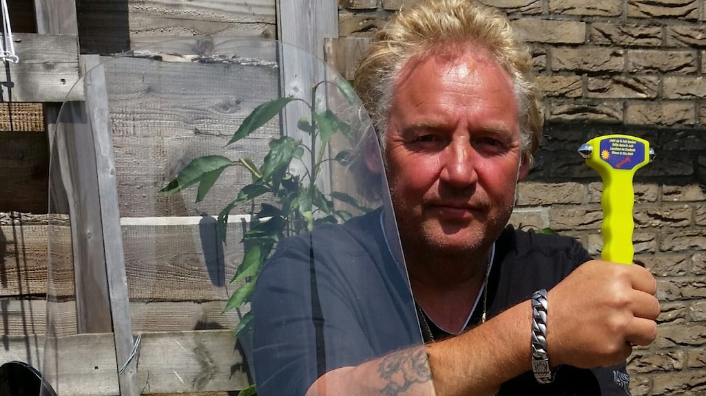 Laat je hond niet achter in hete auto, waarschuwt zanger Rob in nieuw nummer