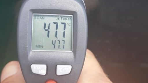 Politie bevrijdt honden uit snikhete auto: 47,7 graden