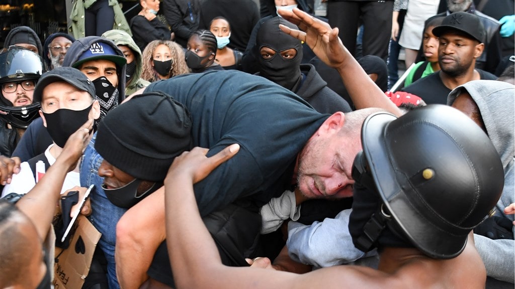 Een gewonde man wordt weggedragen in Londen