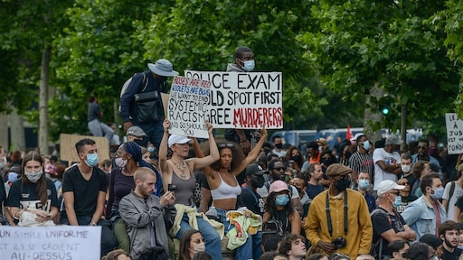 Massaal protest in Londen en Parijs tegen racisme, confrontaties met extreemrechts