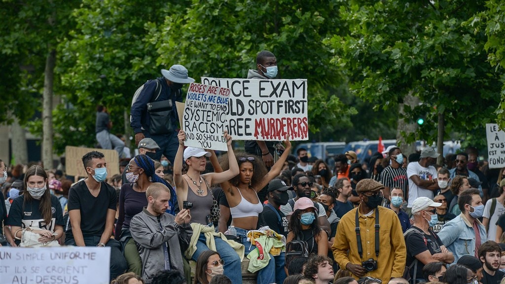Massaal protest in Londen en Parijs tegen racisme, confrontaties met extreemrechts