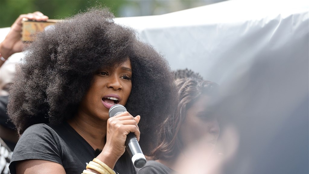 De zus van Adama Traoré, die in 2016 op 24-jarige leeftijd overleed nadat hij was aangehouden.