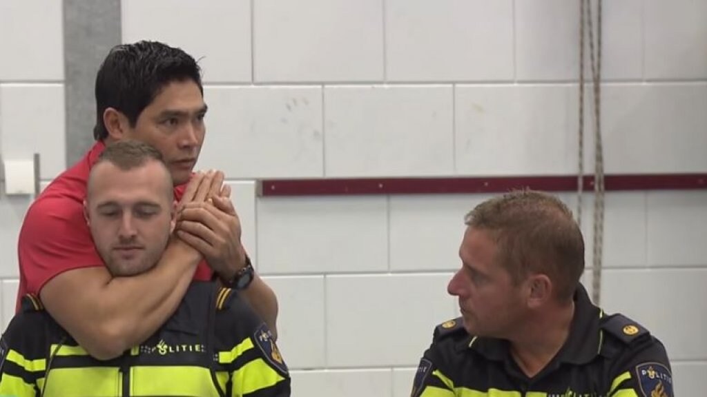 Vechtsportbranche wil agenten trainen om nekklem beter uit te voeren