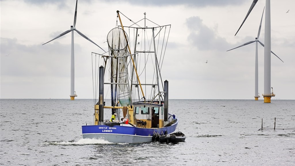 Urker vissers redden migranten: 'Dobberden op drukke vaarroute'
