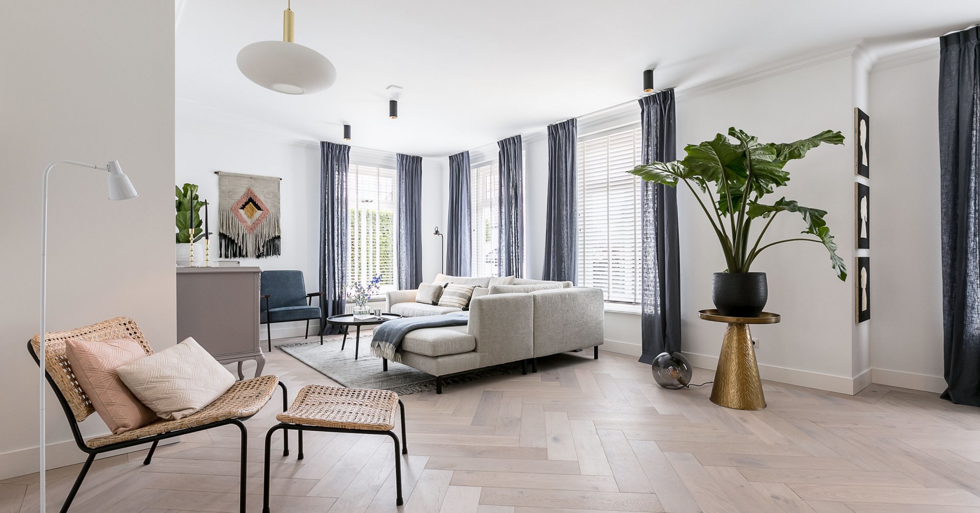 Van donkere en rommelige ruimte naar een lichte en sfeervolle woonkamer