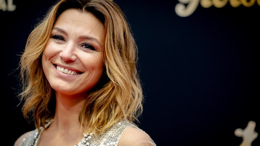 Evi Hanssen met de borsten bloot voor docuserie over internet