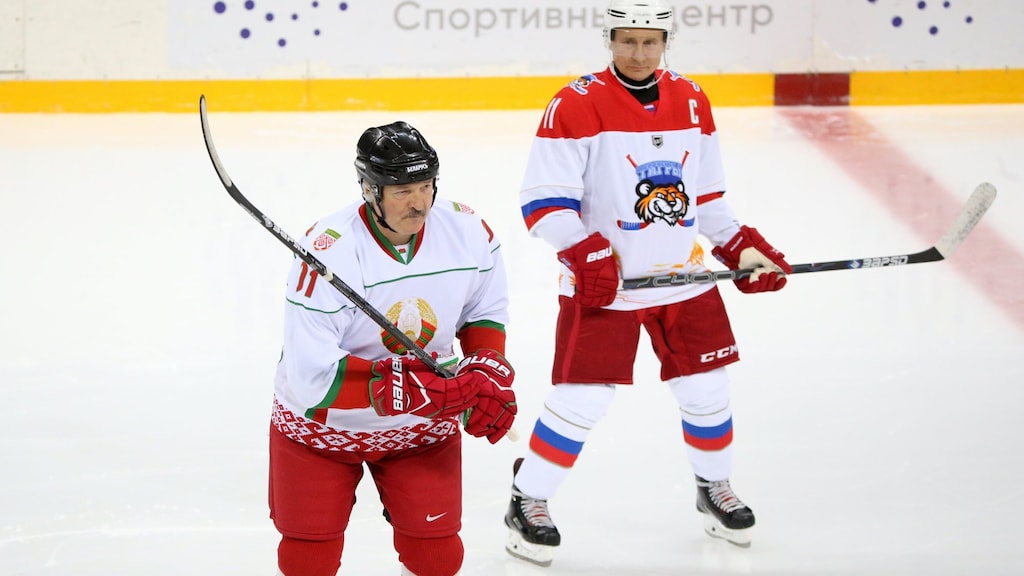 Loekasjenko speelt graag ijshockey. Op de staats-tv scoort hij dan veel doelpunten. Hier speelt hij een potje met Vladimir Poetin, waarmee de relatie nu bekoeld is.
