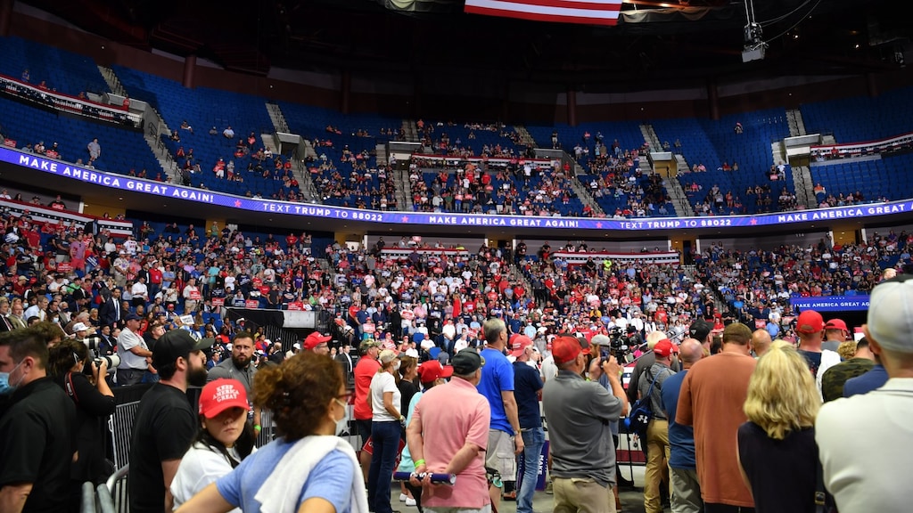 Het bovenste deel van de zaal bleef leeg.