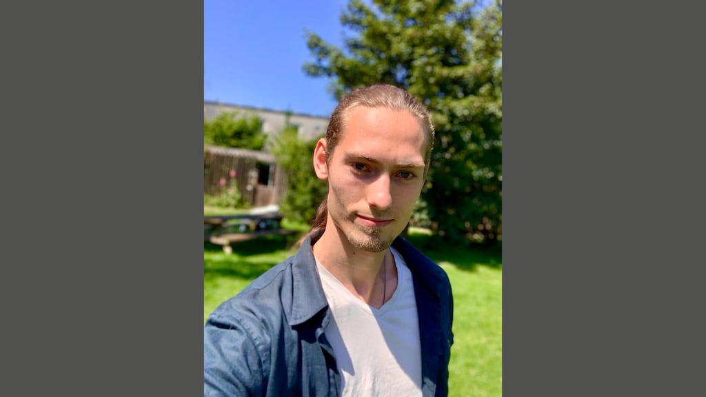 Amadon Teunissen filmde de arrestatiepoging van de ME