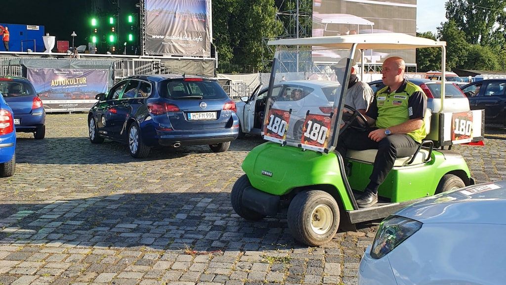 Toeschouwers genoten van drive-intoernooi: 'Claxonneren bij iedere 180!'