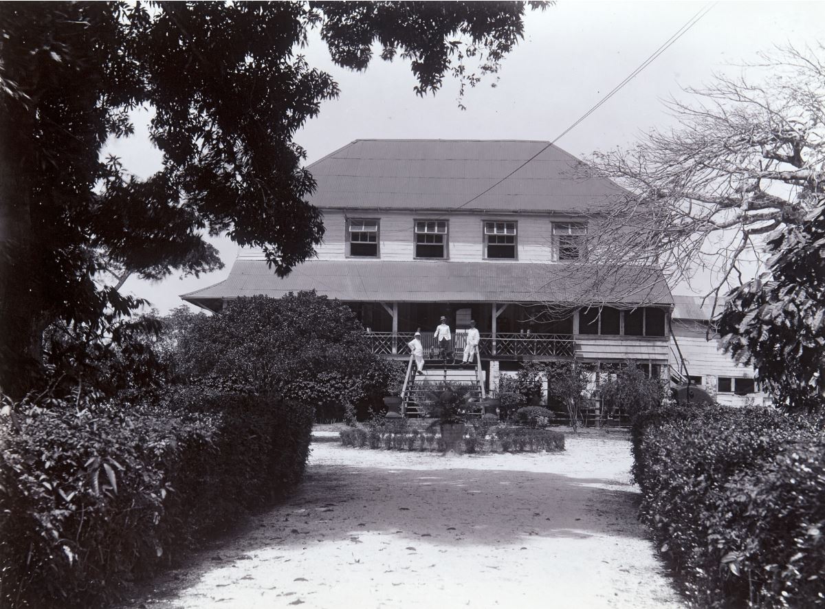 Het plantagehuis op plantage Alliance tussen 1904-1928