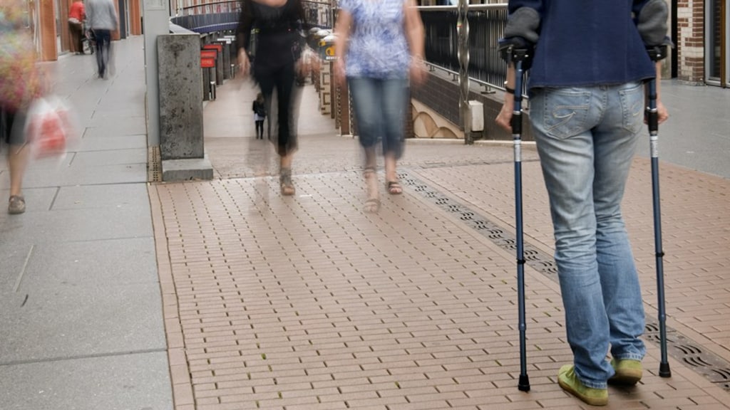 Aaron (25) kreeg een dwarslaesie door lachgas: 'Ik heb zó veel spijt'